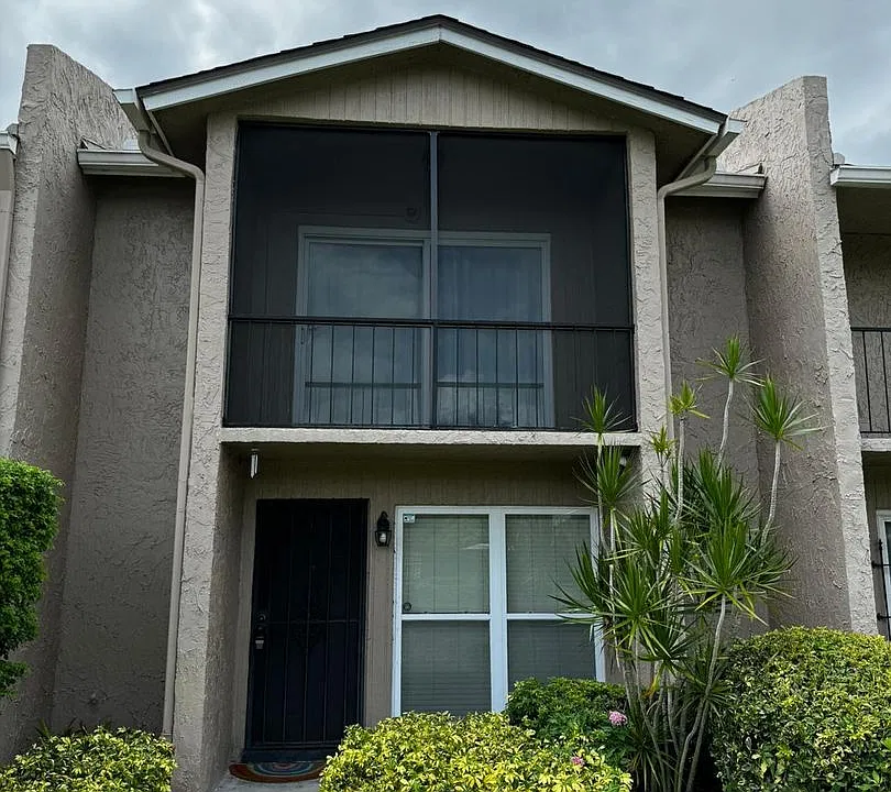 826 Town Cir #102
