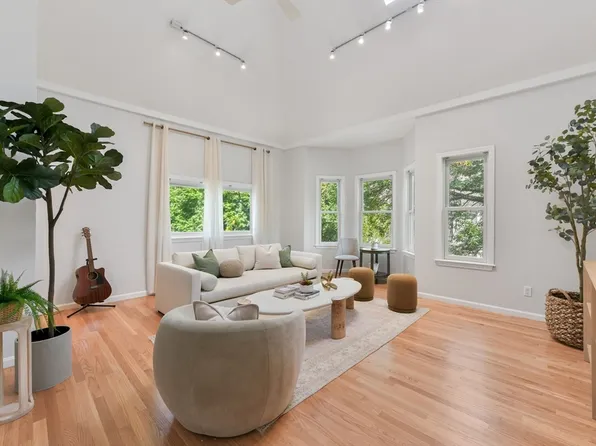 218 Freeman St #2, Brookline, MA 02446