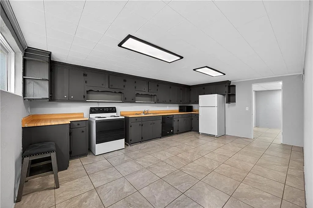 3 bed, 1.5 bath, 1800 sqft, $2,000 — Photo 4