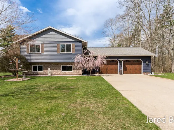 19159 Pine Grove Ct, Spring Lake, MI 49456