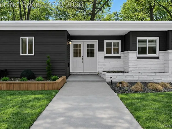 2566 Harrington Rd, Rochester Hills, MI 48307