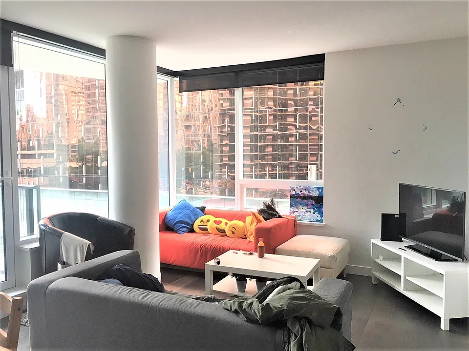 68 Smithe St #522