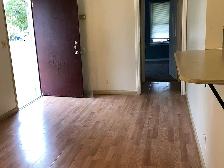 625 W 1st St — Photo 3