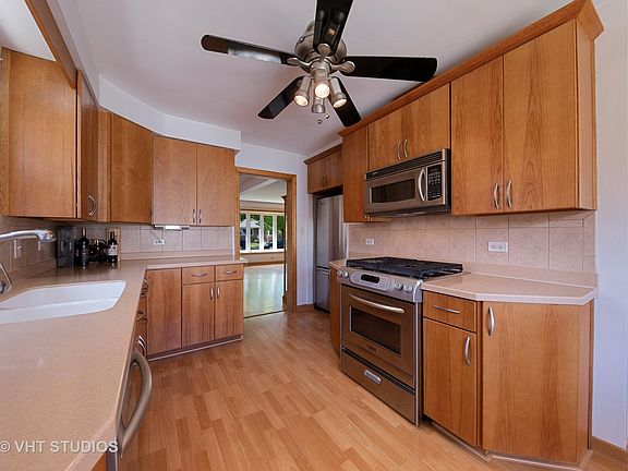 4th image of 905 Community Dr