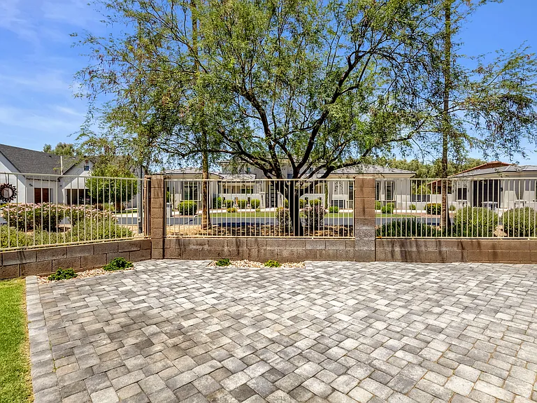 W Half Moon Way — Photo 15