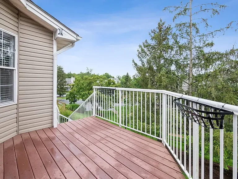 4 Ray Ct — Photo 2