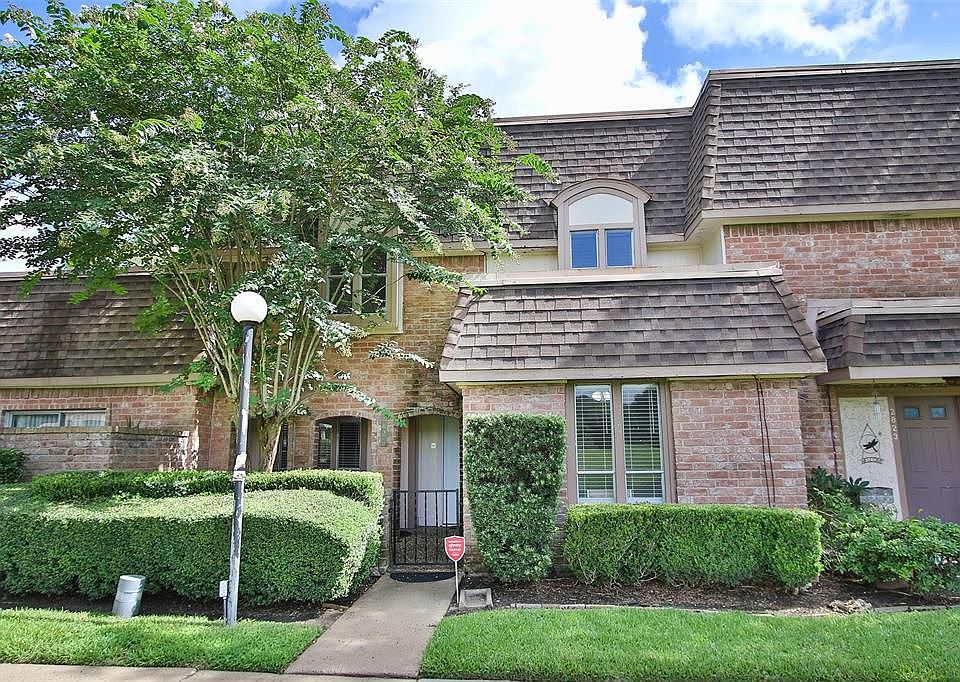 1st image of 2825 Cambridge Ln