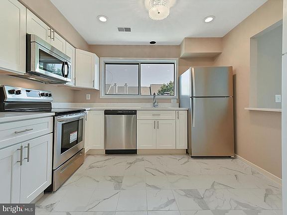 5th image of 9847 Lake Shore Dr