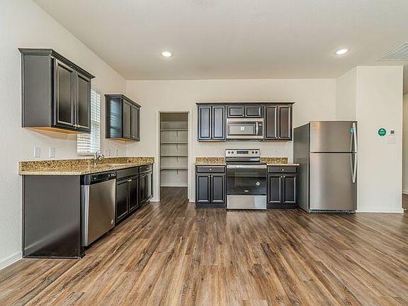 4th image of 470 London Dr