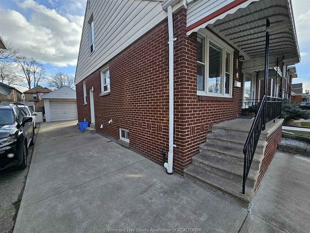 5 bed, 1300 sqft, $640 — Photo 2