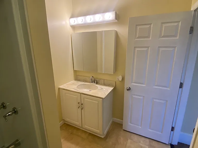204 Thurman Ave #1R — Photo 6
