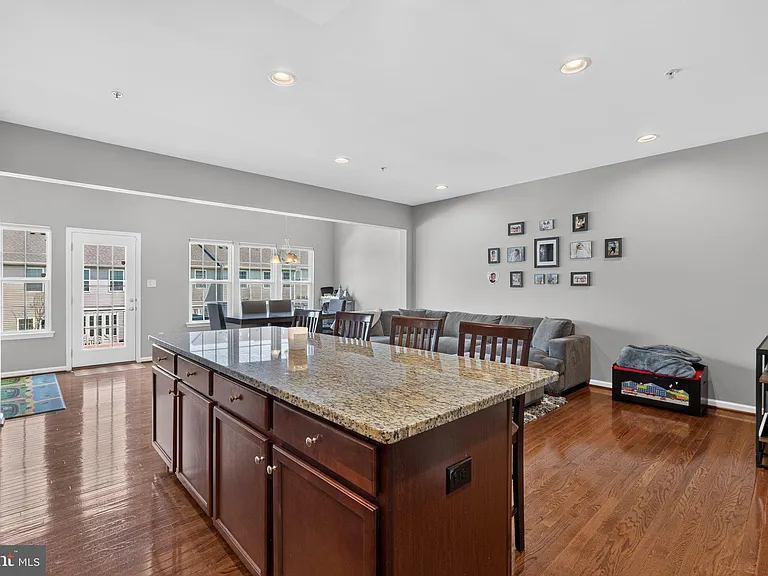 1551 Emily Ct — Photo 10