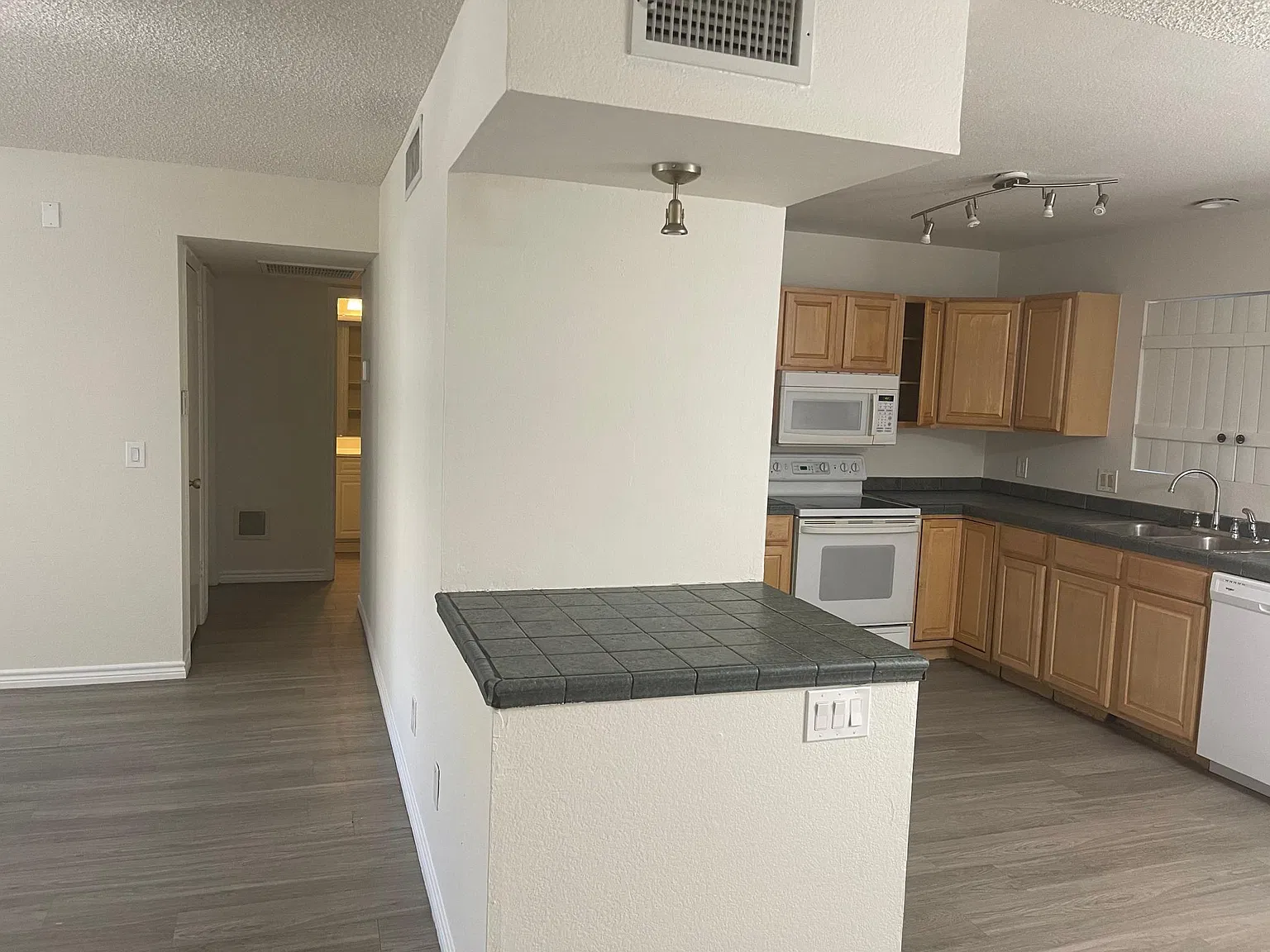 3 bed, 1136 sqft, $1,995 — Photo 2