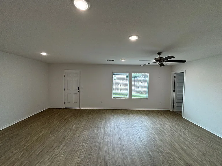 213 Preston Ln — Photo 2