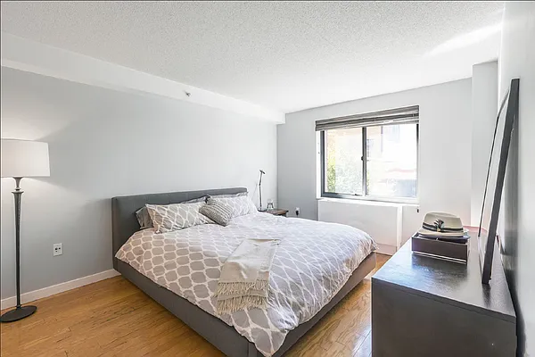 Rented by Hooli Homes New York Inc | media 13