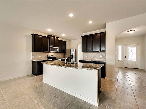 3rd image of 605 Milas Ln