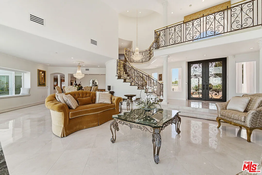 7 bed, 10.0 bath, 8200 sqft, $25,000 — Photo 3