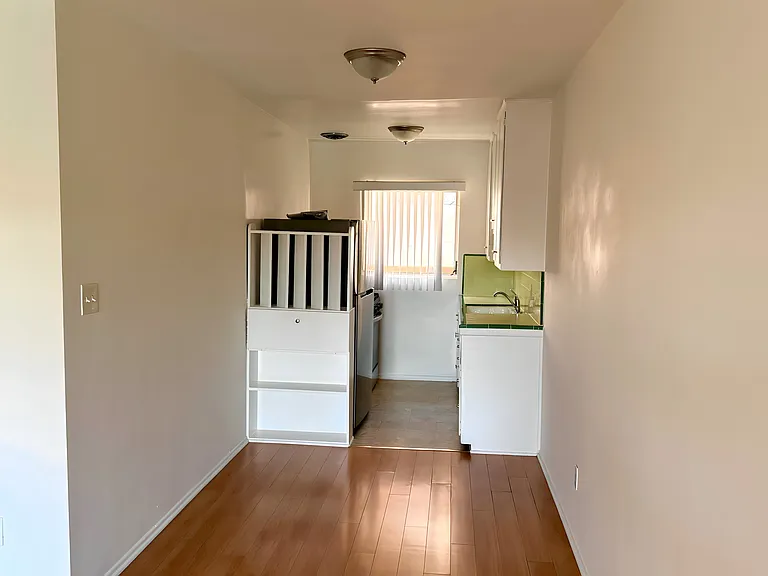 262 1/2 S Sycamore Ave #3 — Photo 6