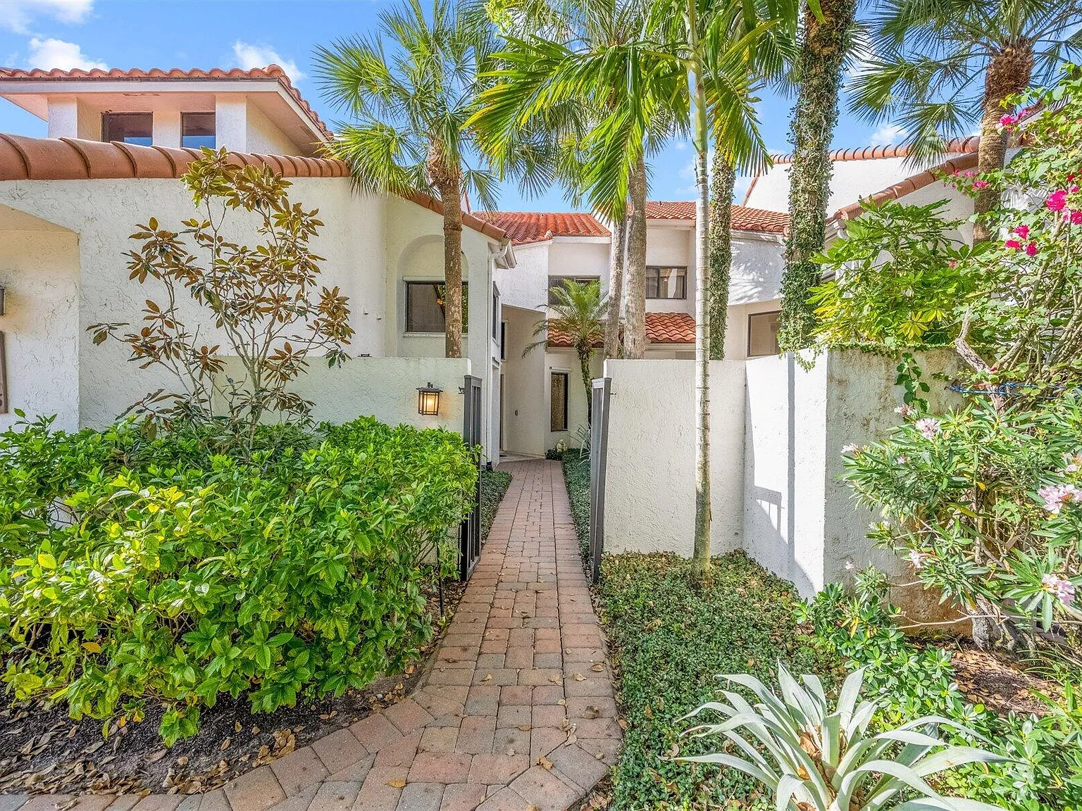 4 bed, 4.5 bath, 3167 sqft, $9,000 — Photo 1