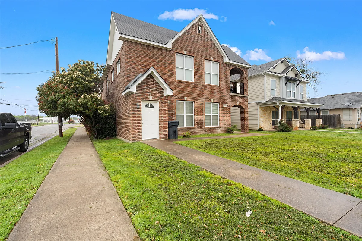 Building Photo - 1425 James Ave #A