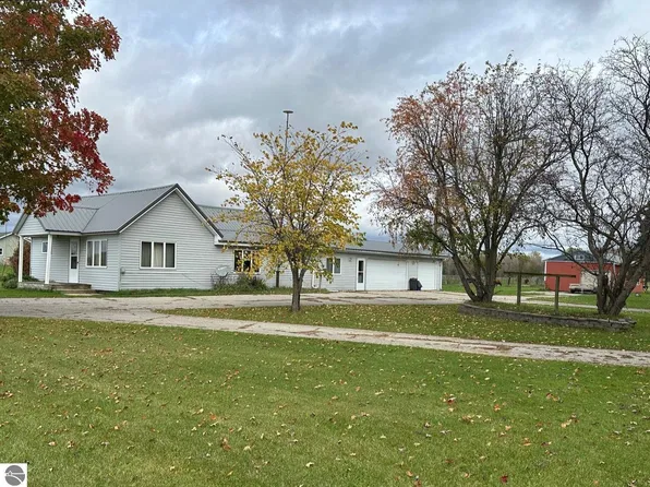 11627 S Green Rd, Riverdale, MI 48877