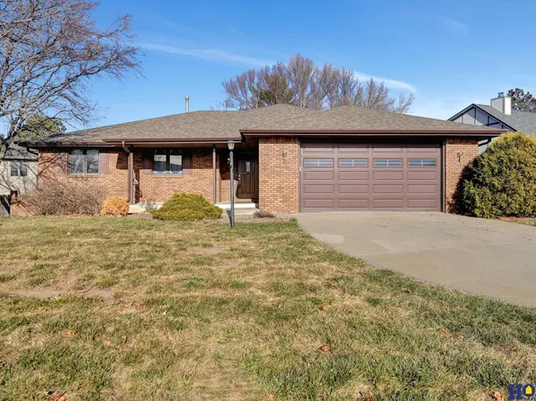 8316 Horseshoe Dr, Lincoln, NE 68516