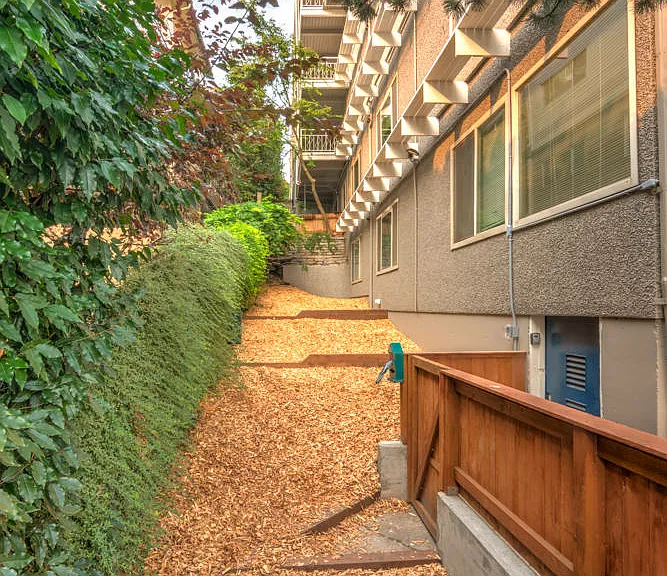 Sheridan Beach Terrace — Photo 11