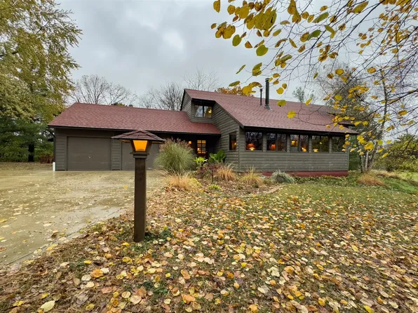 19742 Lakewood Dr, Bloomington, IL 61705