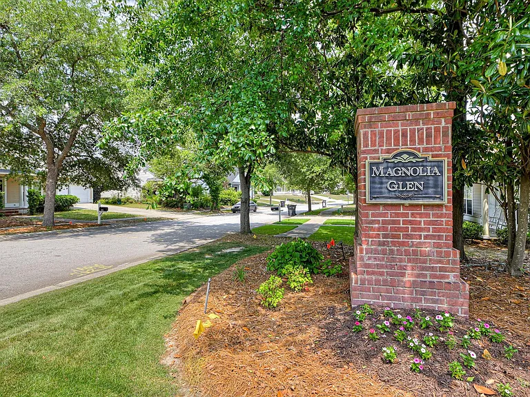 2037 Magnolia Pkwy — Photo 2