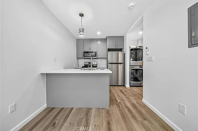 1 bed, 400 sqft, $2,050 — Photo 3