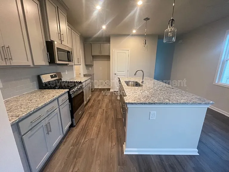 810 Manitou Cir — Photo 5
