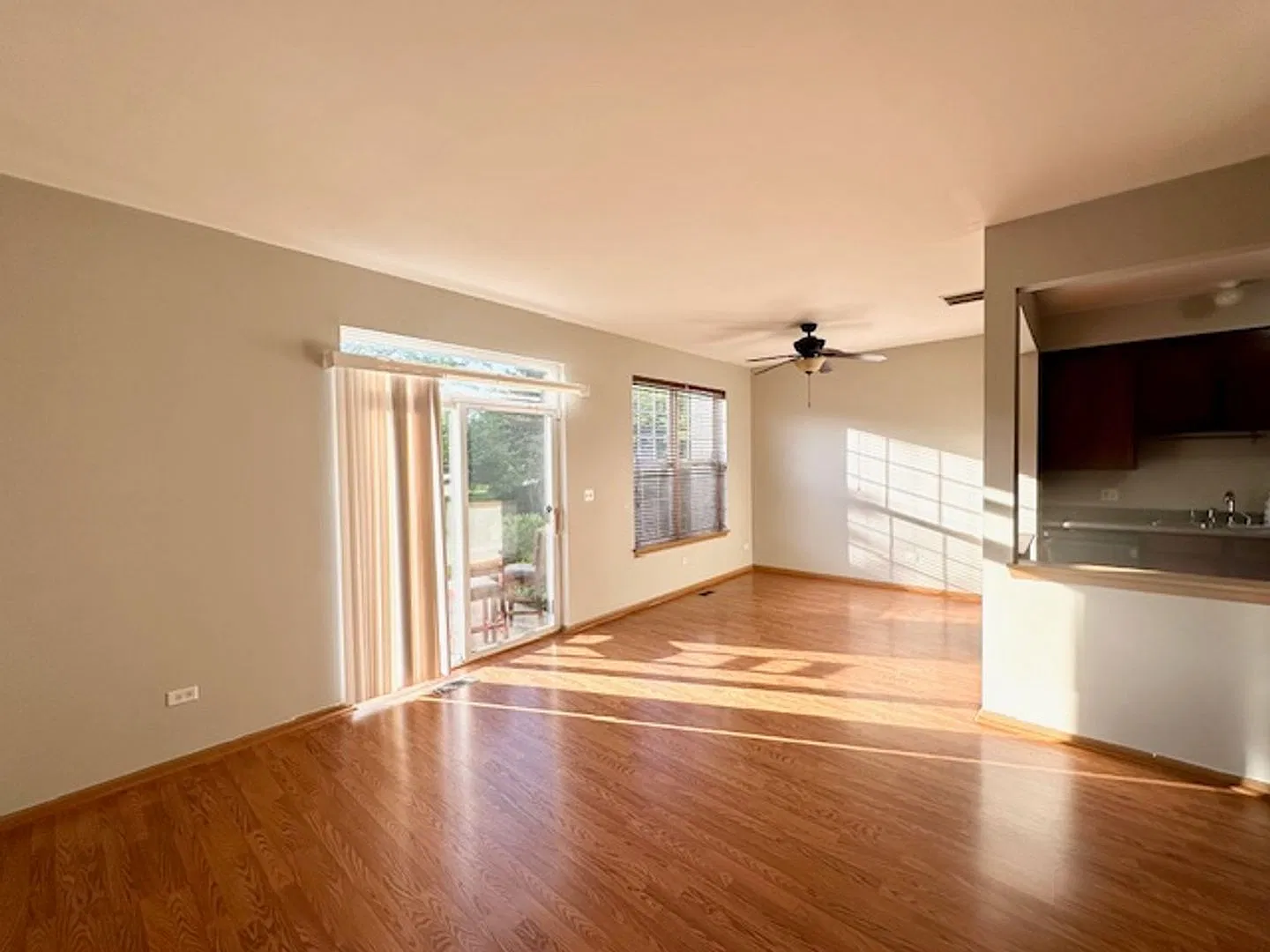 Large 3 Bedroom 2.1 Bath Townhome 2 car garage Neuqua Valley High School — Photo 4