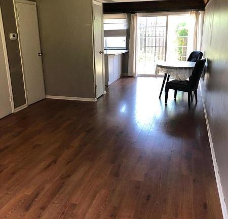 3rd image of 984 Chatham Ln