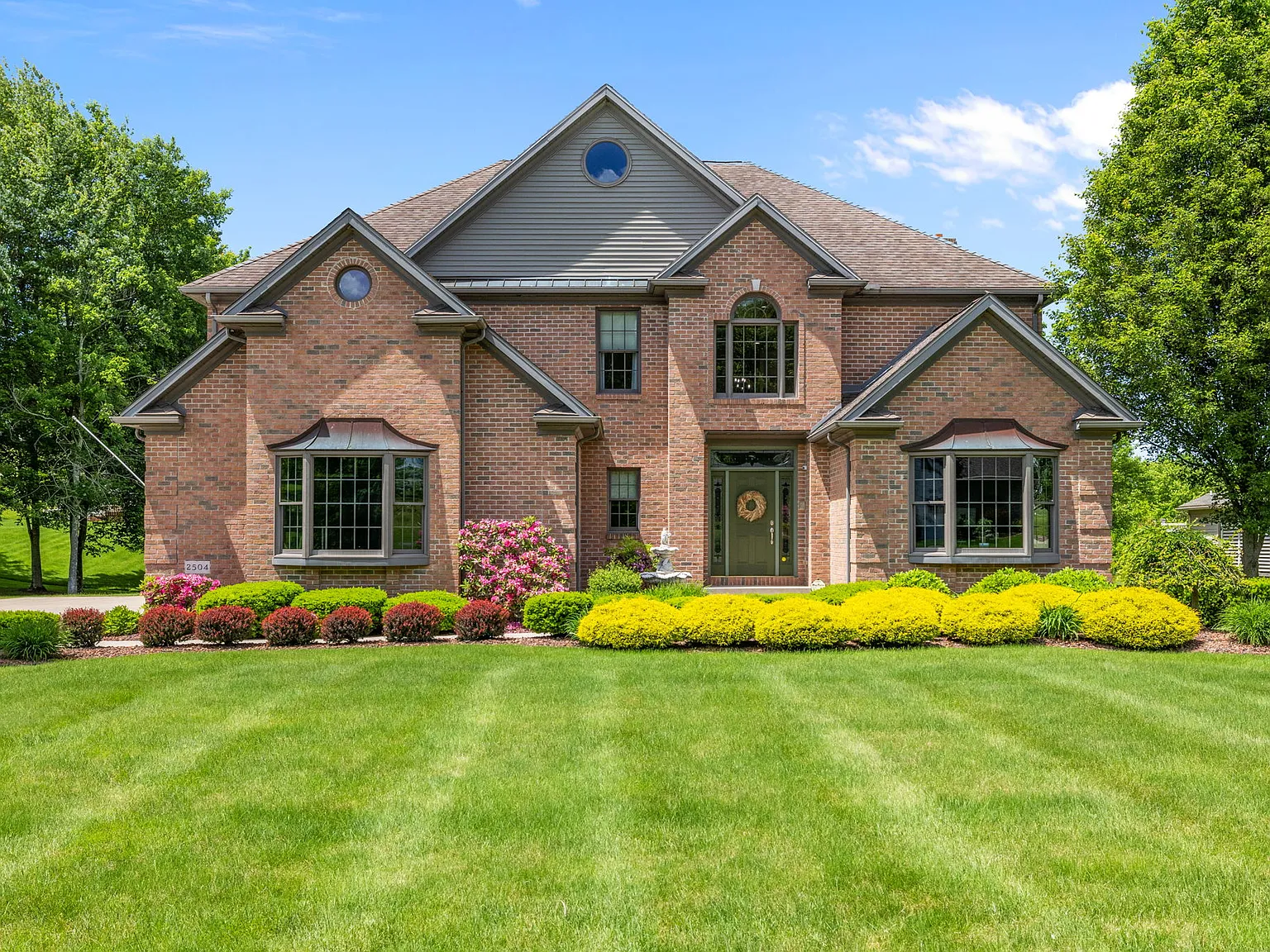 4 bed, 4.5 bath, 6266 sqft, $5,500 — Photo 1