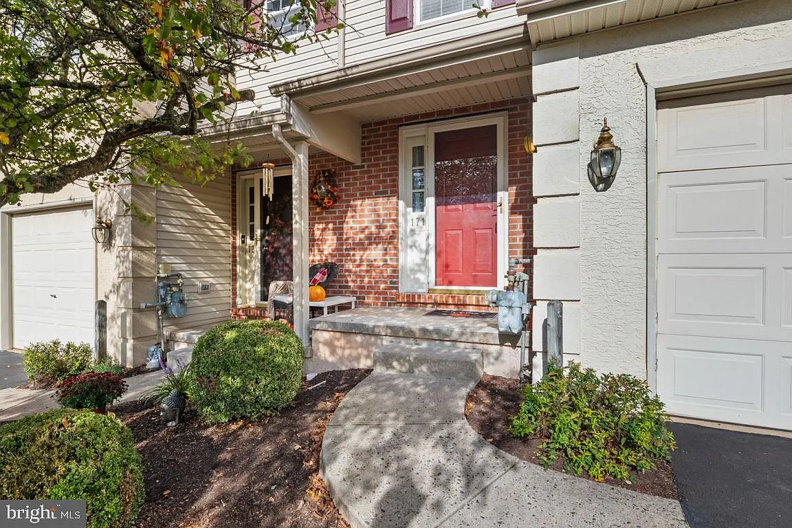 3 bed, 2.5 bath, 2100 sqft, $2,900 — Photo 1