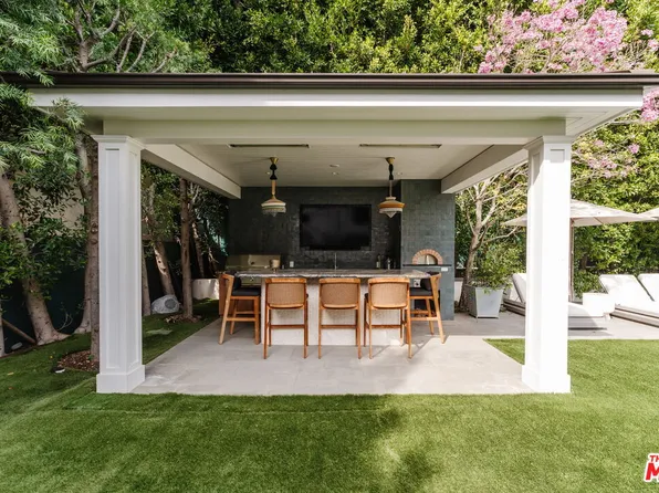 957 Corsica Dr, Pacific Palisades, CA 90272