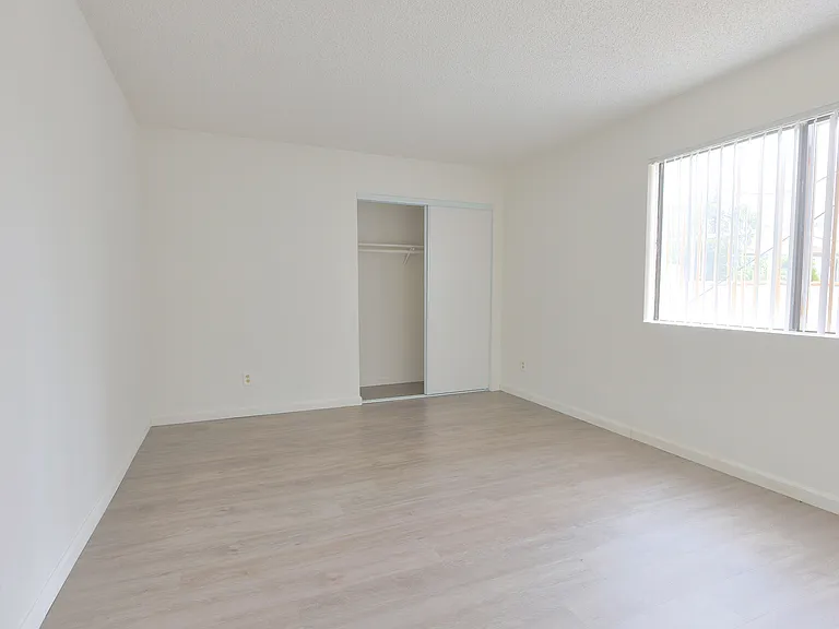 140 N Commonwealth Ave — Photo 9
