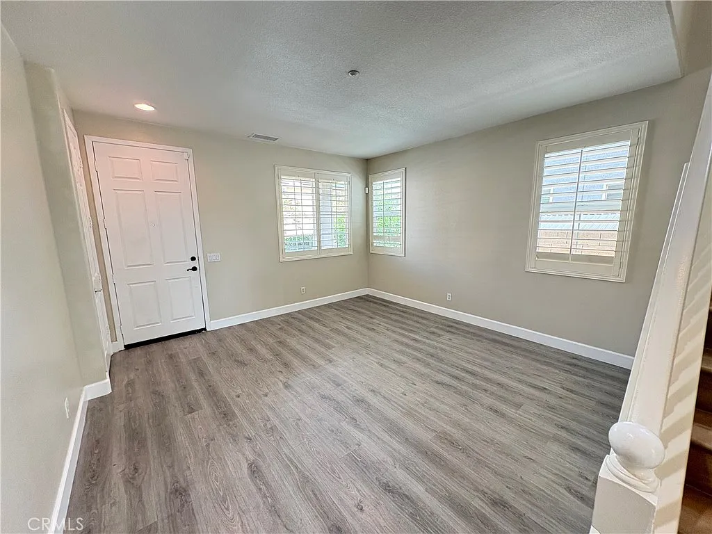 4 bed, 2.5 bath, 2305 sqft, $3,500 — Photo 3