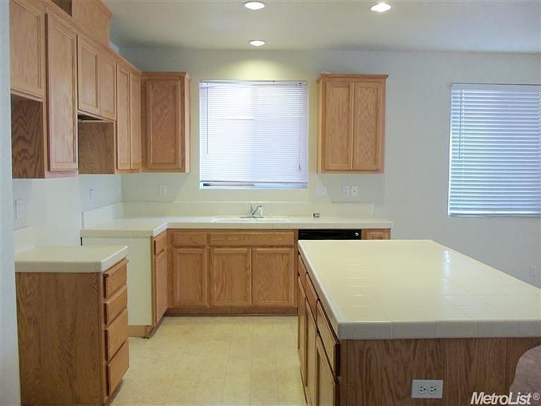 2nd image of 2721 Playa Del Sol Ave