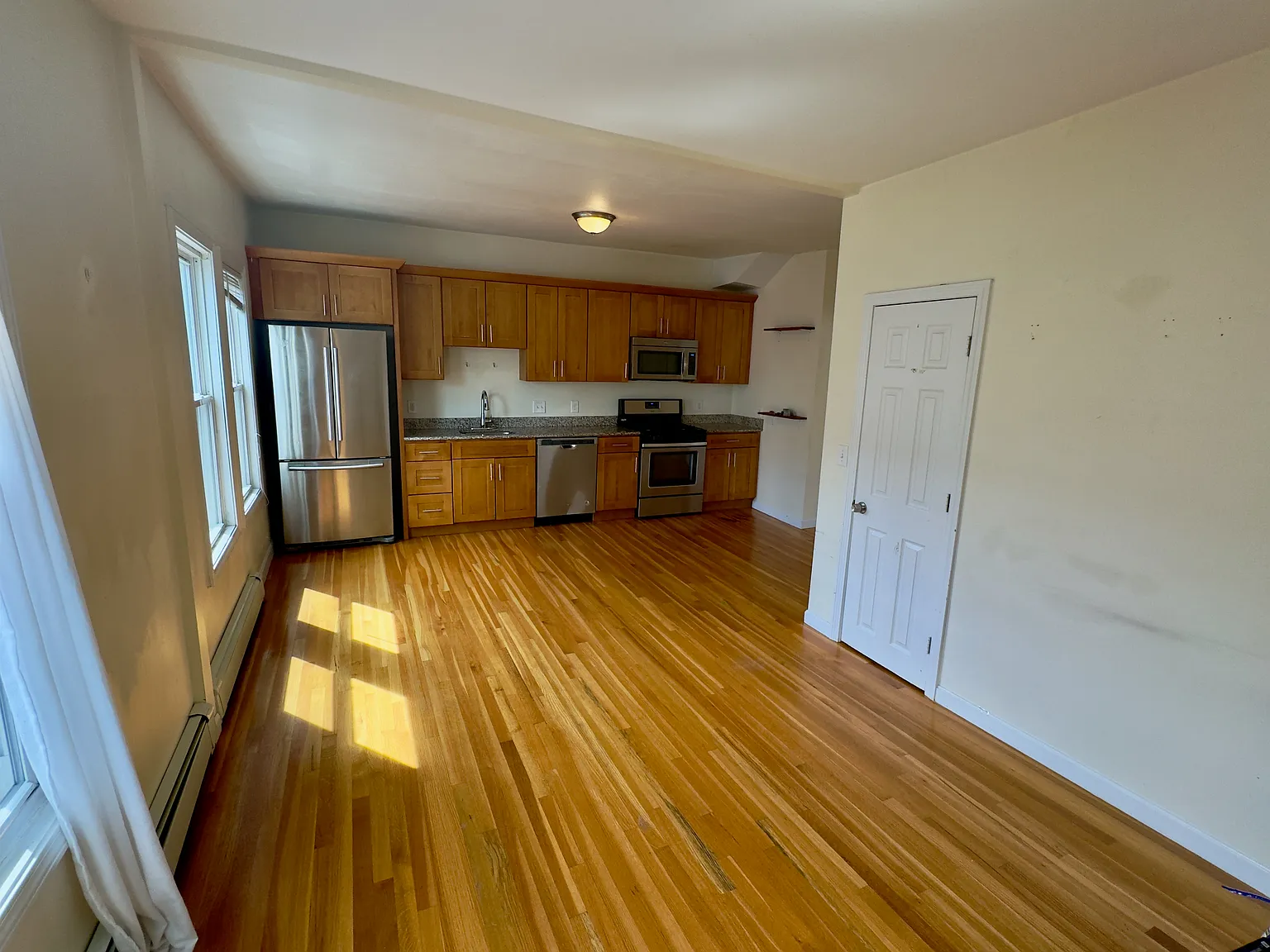 3 bed, 1100 sqft, $3,600 — Photo 2