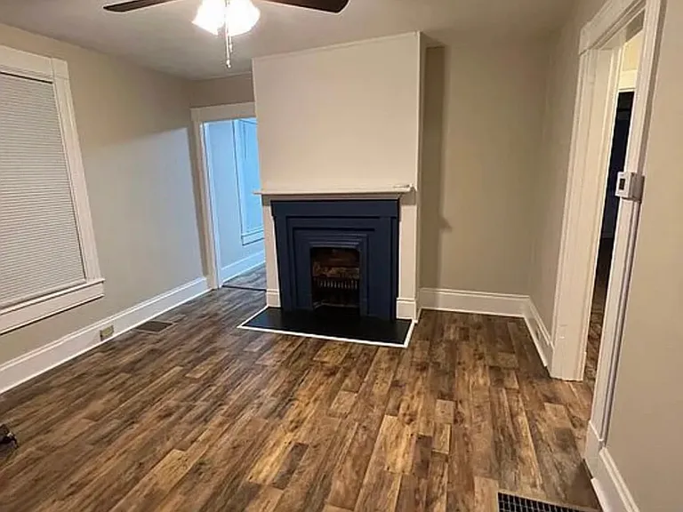 218 E Walnut St — Photo 2