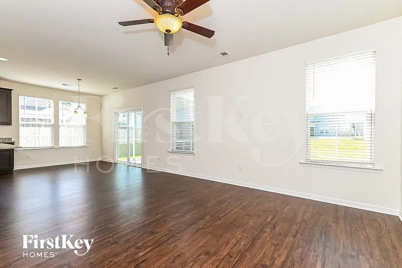 3 bed, 2.5 bath, 1981 sqft, $2,250 — Photo 3