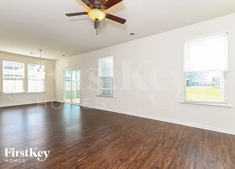 1431 Hermitage Ln — Photo 3