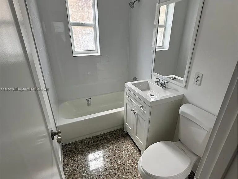 211 SW 18th Ave #2 — Photo 9