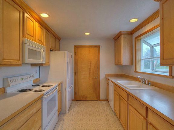 5th image of 1311 16th St NE