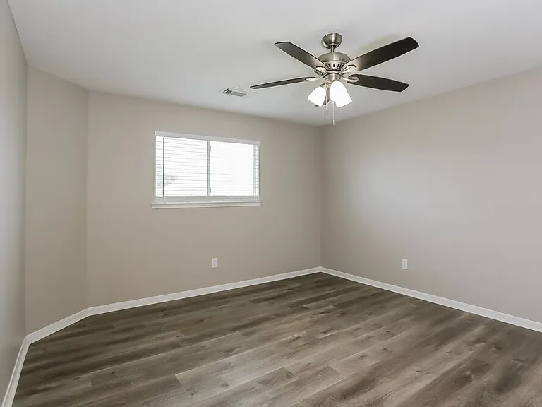 2431 Fox River Ln — Photo 15