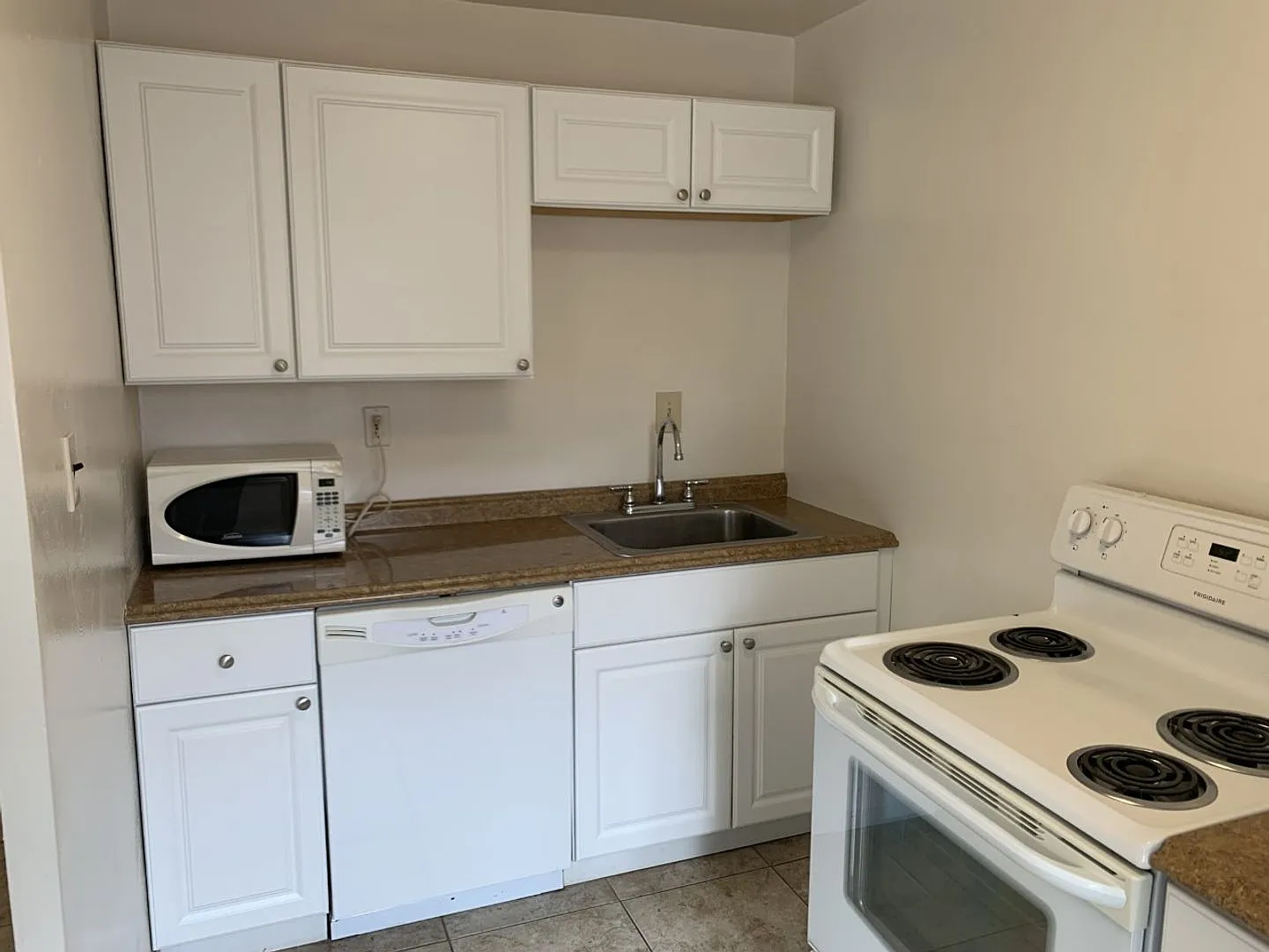 819 College Avenue — Photo 3