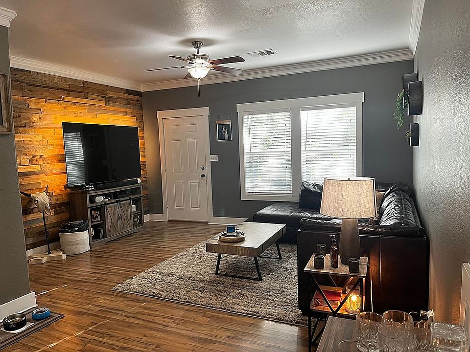 1st image of 115 Oak Park