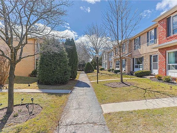 3rd image of 5475 Lakeshore Rd #54