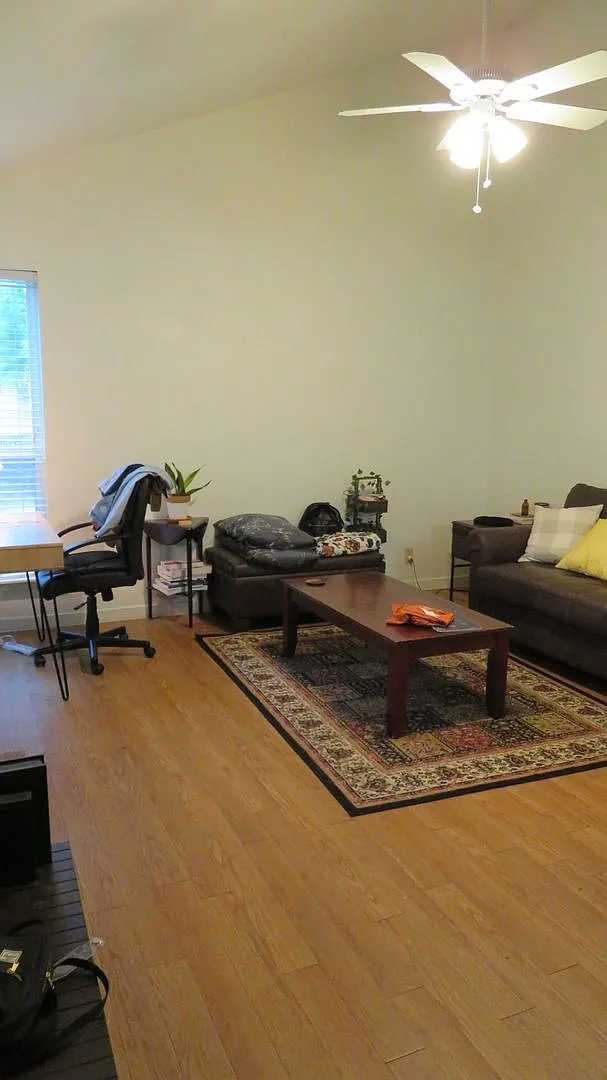 Cute Studio With Loft. Ut Shuttle Bus Across The Street — Photo 4